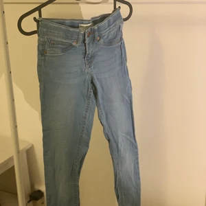Blå jeans - Blå och lågmidjade jeans i bra skick. Passar utmärkt till en större vit t-shirt. Köpare står för frakt.