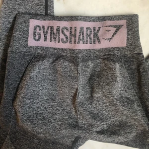 Gymshark grå tights  - Gymshark tights i xs, har ett hål vid grenen som kan sys ihop väldigt enkelt. Den här färgen säljs inte längre på gymshark. Utöver hålet är de felfria. Nypris 550