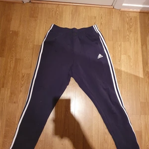Adidas mjukisbyxor - Säljer pga kommer aldrig till användning