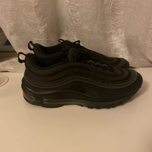 Air Max 97 - Säljer dessa skor som är i storlek 40 men passar även storlek 39. Säljer de då de inte kommer till användning🥰