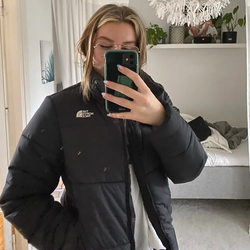 As fin the north face jacka i väldigt bra skick! Väldigt varm och skön, säljer då den blivit för liten😢 nypris runt 3000! skriv för fler bilder eller frågor . Jackor.