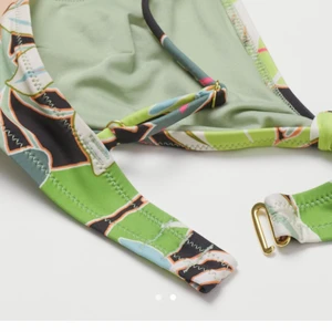 SÖKES! Bikini, ljusgrön blommig från H&M - Söker denna bikiniöverdel från HM i storlek 38. Hör gärna av er om ni har den och vilket pris ni skulle kunna tänka er!