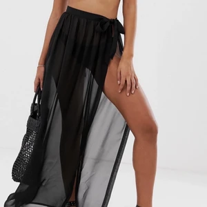 Strandkjol - Helt oanvänd. Passar de flesta storlekar då man knyter den själv