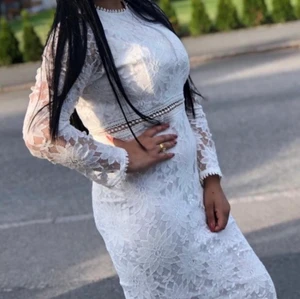 Klänning  - En jättefin klänning som passar lika bra till studenten som till fester eller liknande. Klänningen har endast använts i några timmar och har därmed inte några skador eller fläckar. Har ni frågor eller funderingar är ni varmt välkomna att höra av er!