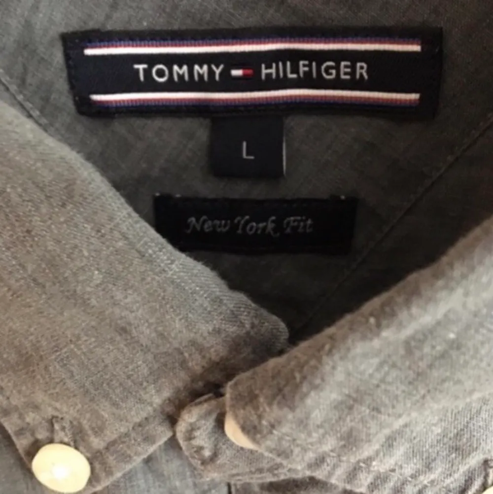 Säljer en snygg Tommy Hilfiger tröja i strl L skickas för 66kr spårbart paket . Skjortor.