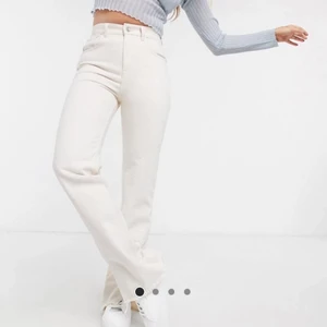 Pull&bear jeans - Säljer mina pull&bear jeans då dem har blivit för små för mig. Byxorna är slutsålda överallt. Dem passar mig i längden som är ca175. Köparen står för frakten.💕