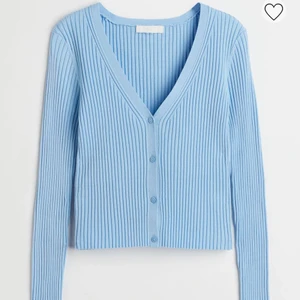 Ljusblå kofta från H&M - Ribbad Ljusblå kofta/tröja med knappar från H&M i storlek S. Använd 1 gång. 💙💙