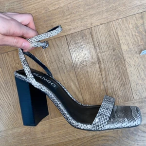 Klackar från Zara strlk 38 - Jättefina klackar från Zara, köpta i Frankrike. Endast använda en gång. Säljer pga att jag ej använder klackskor 