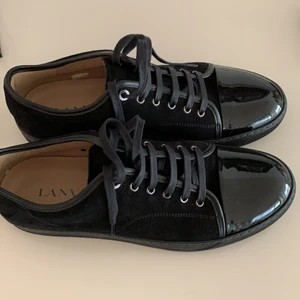 Lanvin Skor - Helt oanvända Lanvin skor köpta på Mytheresa för 2700kr. Skick 10/10. Strl. 45 men passar också 44. Tar emot trades också.