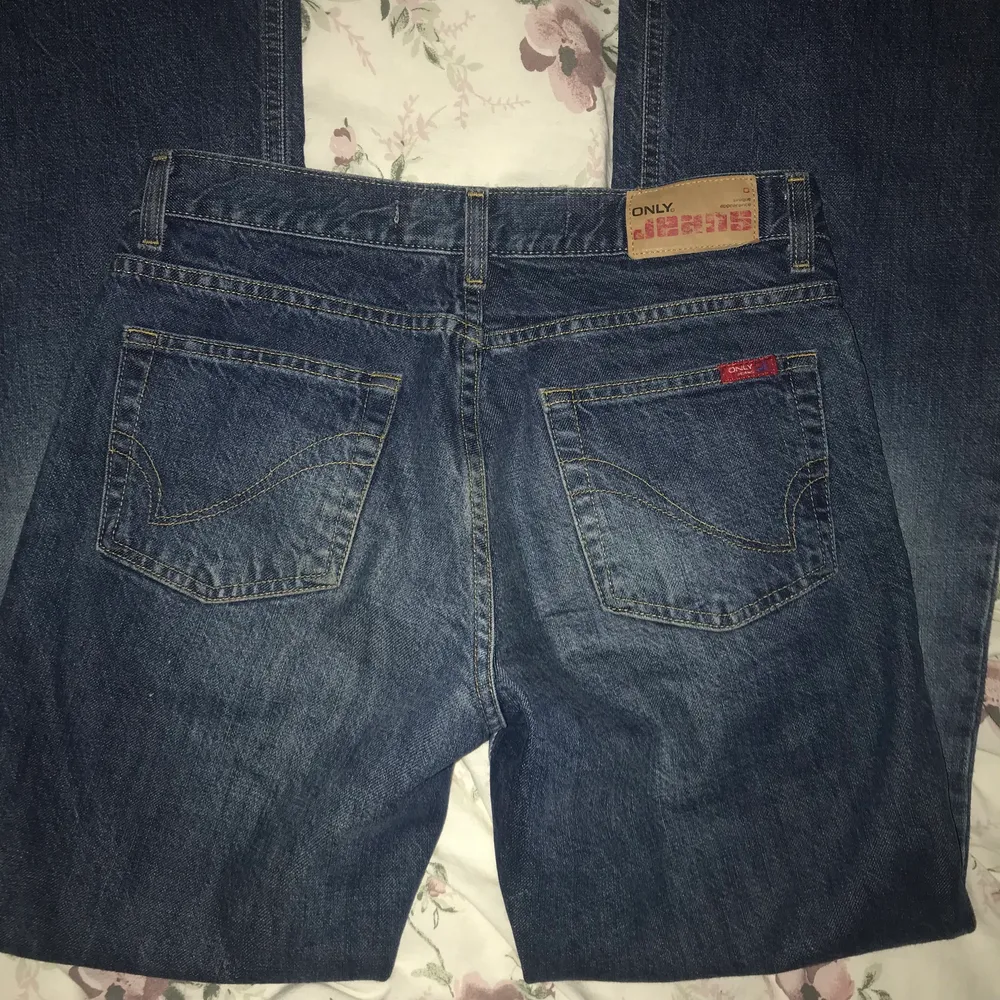 superfina låga jeans som inte kmr till användning. de är i fint skick och har jättefin passform! frakt tillkommer! midjemått: 77 cm, innerbenslängd: 80 cm. Jeans & Byxor.
