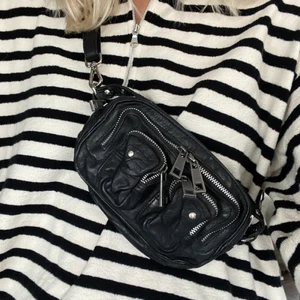 Nunoo Helena Washed Black  - Säljer min Nunoo väska. Fint skick och redo för en ny ägare. 💓 Köpte den för 1 199kr säljer den för 400kr. 
