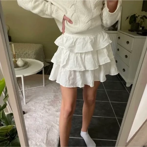 Volangkjol - Säljer denhär vita volangkjolen som är perfekt nu i sommar. Storleken är M vilket även passar både xs och s. Säljer då jag har en till liknande💗 den är i bra skick!