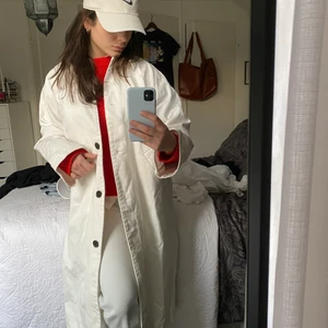 Vit vårkappa - Ska sälja den här ursnygga kappan från monki! Använd ca två gånger men säljer den då jag har köpt en annan liknande. Den är i storlek S men är ändå lite oversized✨ 