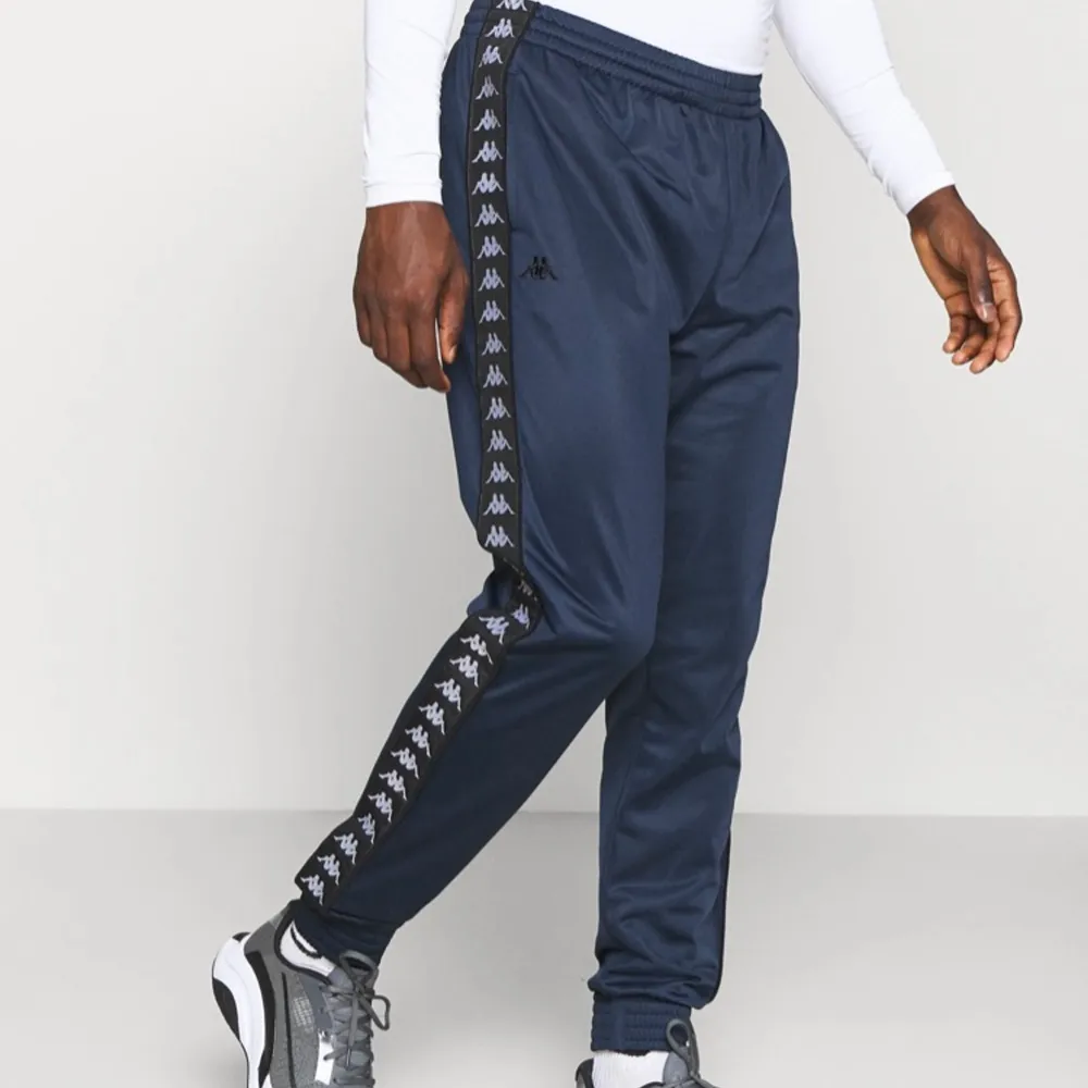 Marinblå kappa byxor i modellen ”JELGE”, använda ca 2ggr och är i superbra skick. Betalning sker via Swish! Nypris 500. Säljer också ett para svarta. Jeans & Byxor.