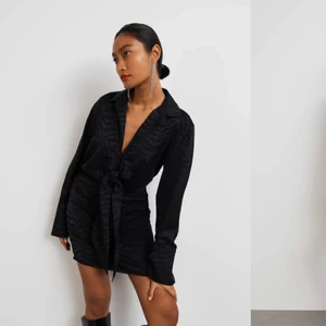 Zebraklänning - Säljer denna ursnygga och aldrig använda klänningen från Gina Tricot! Nypris 699 kr, skulle varit min nyårskrönika men valde en annan😇😁 (pris går att diskuteras vid snabb affär)