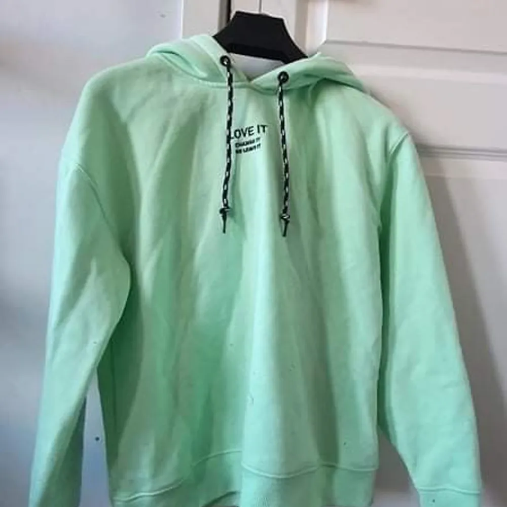 Mint grön hoodie med text storlek S. Hoodies.