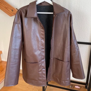 Brun skinnjacka💖 - Säljer denna bruna skinn jackan som jag tidigare köpt av en tjej på plick! Jag vet inte exakt vilken strl det är eller vart den kommer ifrån eftersom att lappen är borta. Jag gissar dock på att strl är S-M💖💖