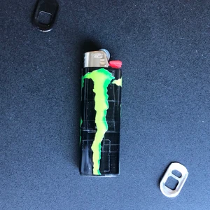 MONSTER TÄNDARE - Snygg, trendig Monster energy tändare! Utan barnlås    Handgjord tändare utav: •Läskburk •Tesa tejp(brandsäker) •Sikaflex lim(brandsäker) •bic tändare