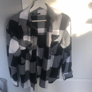 Jacka  - Hej, säljer den här kända Gina jackan, vår/vinter jacka säljer eftersom den inte är min stil längre. St XS 💗 kan posta 