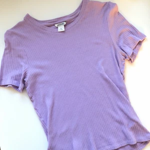 Ribbad T-shirt från Monki i storlek M - Skön t-shirt från Monki! Ljuslila och sval, normal passform. 