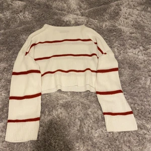 Randigt tröja - Säljer min fina randiga tröja då jag inte har använt den så mycket. Den passar fint till dem som gillar stockholmstil. GRATIS FRAKT!!