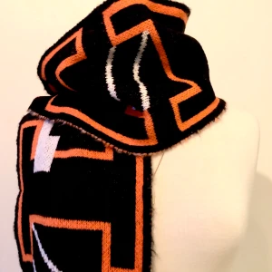 Stickad halsduk - Supermjuk stickad halsduk i grafiskt mönster. Limited edition kollektion från Madlady. Helt ny! Taggen är kvar :)