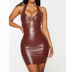 Choklad brun skinn klänning  - Super snygg skinn klänning som aldrig kommit till användning tyvärr.Prislapp kvar på. Formar kroppen super snyggt! 💗