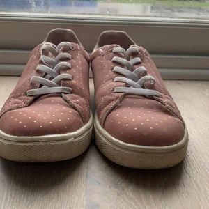 Sneakers  - Rosa,material mocka,bra skick 