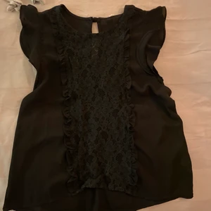 SVART TOPP/BLUS - Köpt i Panama, står ej storlek men passar mig som är XS/S🌸  Frakt: 51kr spårbart!!