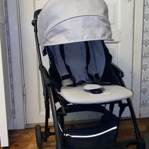 Sulky vagn  - Fin välvårdad sulky i färgen grå. Smidig,lätt och super enkel att fälla ihop. 