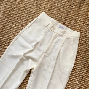 Vita kostymbyxor  - Vita kostymbyxor i rak modell med hög midja. Superfina på! Och så fina till sommaren! ☀️