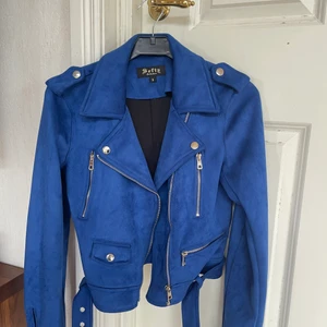 Blå jacka - Snygg blå jacka i nyskick!