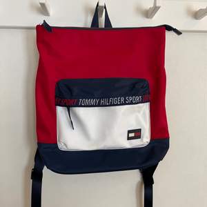 En ryggsäck från Tommy Holfiger (sport) köpt i USA får ca 3 år sen. Inte andvänds så jättemycket så i ganska fint skick 😘 skriv om ni vill ha fler bilder 