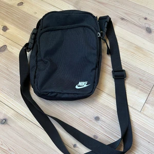 Väska Nike  - Använd en gång. Mycket fint skick. 🌻 