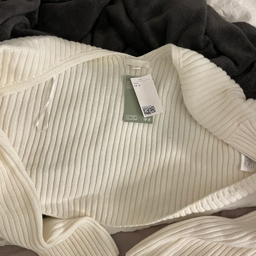 Säljer denna superfina koftan från H&M som aldrig är använd. 100kr + 70kr frakt. Tröjor & Koftor.