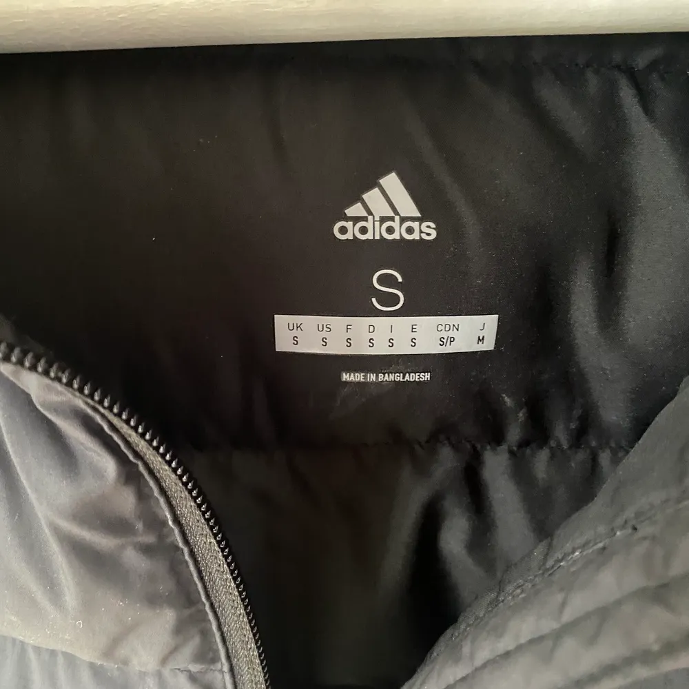 Adidas dunjacka i storlek S. Mycket gott skick, perfekt till sen vinter/tidig vår. . Jackor.