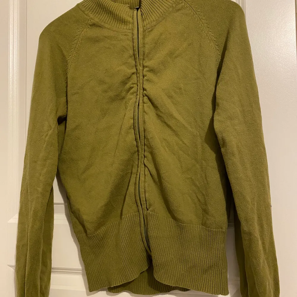 Skön grön kofta köp på secondhand, men aldrig använt pågud av har en likadan. Det står att det är storlek L men tycker själv den sitter som bäst xs/s.. Skjortor.