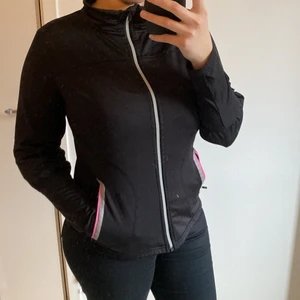 Träningströja - Träningströja i storlek M , dragkedja sönder på vänstersidan av fickan