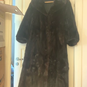 Saga mink päls stl 44 - Säljer nu en Saga mink päls tillverkad av Osman Ali, väldigt fint skick. Nypris 12000kr