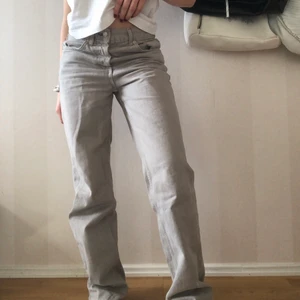Gråa Jeans - Ett par gråa jeans med medelhög midja, är så bekväma och snygga.