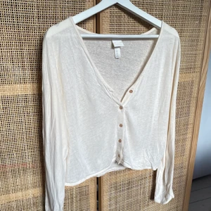 Kort kofta/tröja - Kort beige/off white kofta/tröja i 50% lin och 50% viskos. Från H&M i storlek M. Bra skick.