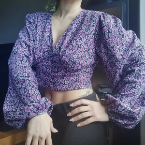 Blommig topp - Snygg topp med lila blommor. 