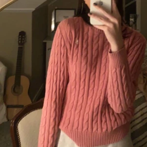 Ralph lauren Cable-Knit - Ralph Lauren Cable-Knit i storlek Xl barnstorlek (16år). Passar mig bra som har xs-s i storlek💗 säljer för 360kr+frakt priset går att diskutera💗