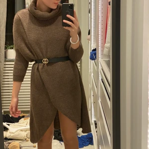 Stickad klänning  - Brun stickad omlott klänning går också att använda som tröja med polo, snygg och extra snygg med skärp i midjan! 💖 pris EXKLUSIVE frakt!