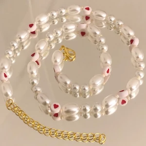 Alla hjärtans dag halsband ❤️ - Ett fint halsband till alla hjärtans dag❤️ halsbandet är gjort av elastisk och har en förlängningskedja ( bild 3 ) FRAKT INGÅR I PRISET!