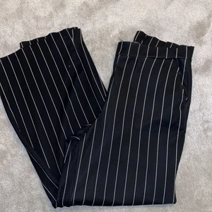 Byxor  - Svart vit randiga byxor, men löspassform 