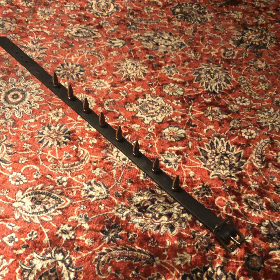 Halsband med nitar  - 90