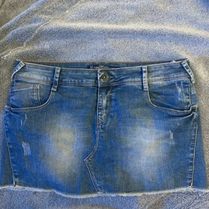 Jeanskjol - Blå jeanskjol, säljer den pga att det är för stor för mig! Är ganska lågmidjad!