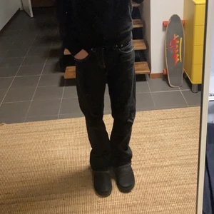 Levis - Tvär acho Levis 907 jeans, fet drain stil på dem. Finns mer bilder bara fråga. Bootcut och riktigr feta. Är 181 men passar allting verklogen saga dem eller inte dem kommer sitta snyggt ändå.  Fraktas ej bara Göteborg! 
