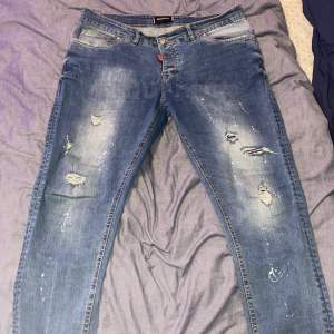 DSQUARED jeans, använda fåtal gånger! Säljer pga att dom inte kommer till användning.